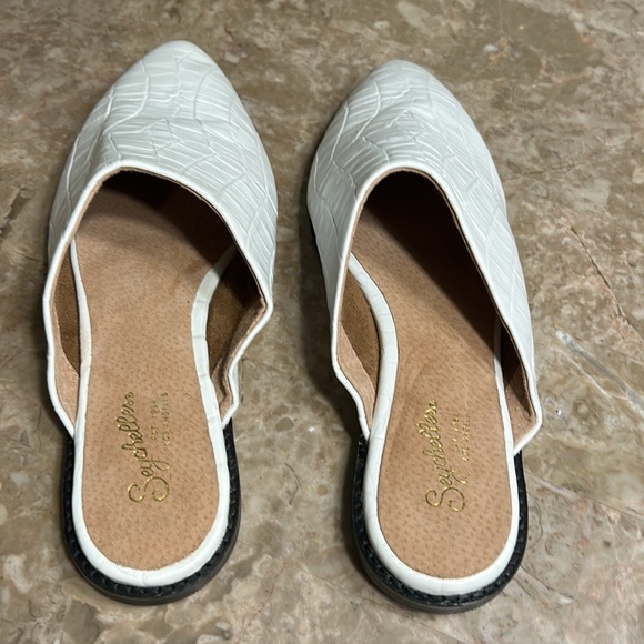 NWOT SEYCHELLES LEATHER WHITE MULES . Flat shoes slip on crocodile look - Picture 6 of 12